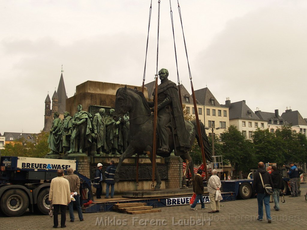 Reiterdenkmal kehrt zurueck auf dem Heumarkt P14.JPG